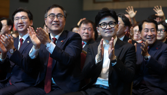 한동훈 국민의힘 비상대책위원장이 10일 오전 경남 창원시 성산구 창원컨벤션센터에서 열린 '국민의힘 경남도당 신년 인사회'에 참석해 손뼉 치고 있다.<연합뉴스>